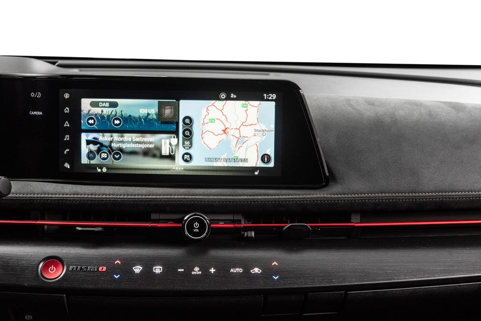 Stor og brukervennlig infotainmentskjerm med navigasjon og NISMO-inspirert design.