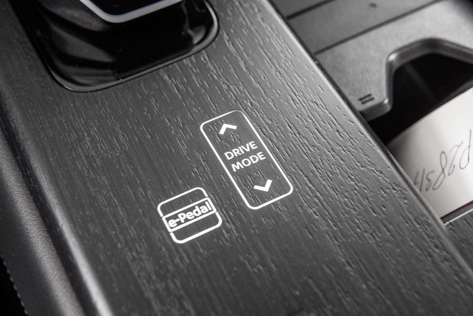 Børstet konsollpanel med e-Pedal og Drive Mode-knapper