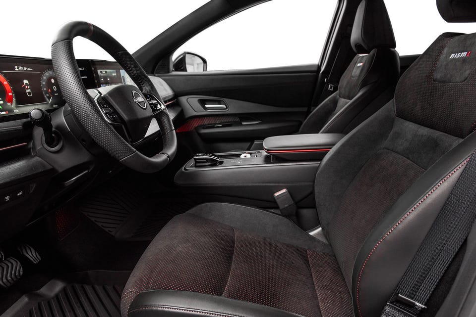 Nismo-sportseter i alcantara med røde søm, rødt ambient-lys og perforert sportsratt