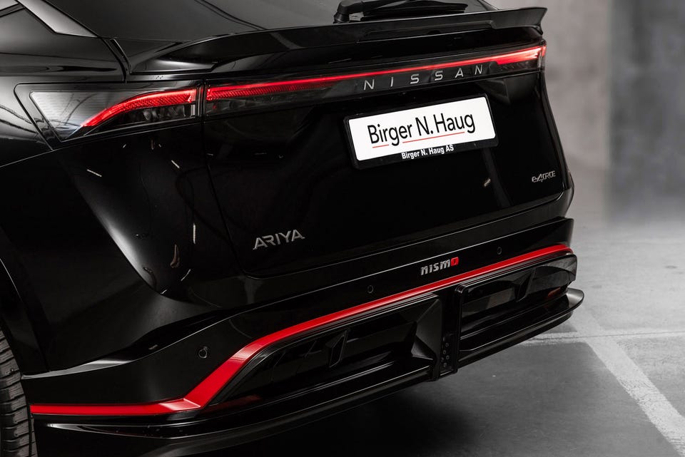 Nismo-diffuser bak, røde aksenter, heldekkende LED-baklys og spoiler