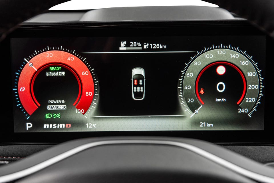 Digitalt NISMO-instrumentpanel med røde detaljer og e-Pedal-funksjon