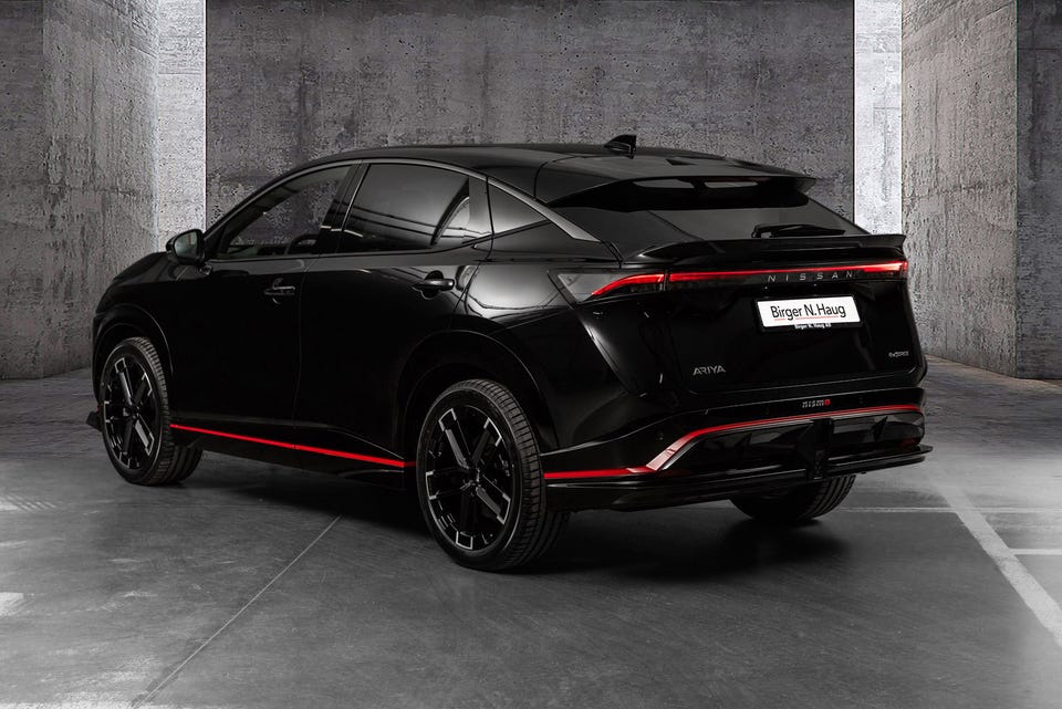 NISMO-utgave med røde detaljer langs sideskjørt, helsvarte felger, LED-baklys og spoiler