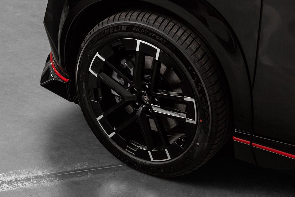 Svarte to-tone felger med Michelin Pilot Sport EV-dekk og røde sidedetaljer