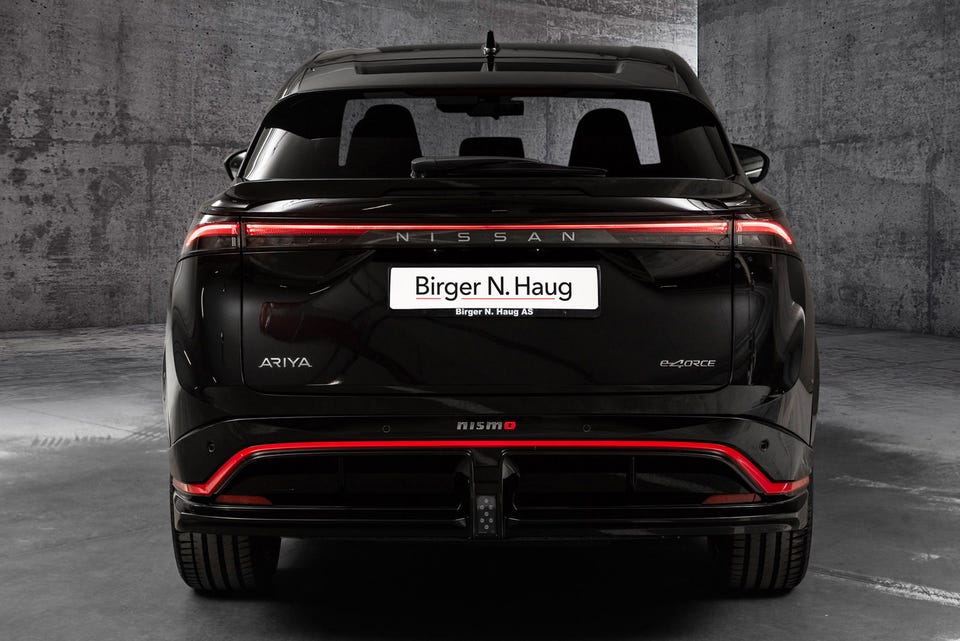 Heldekkende LED-baklys, røde NISMO-detaljer på diffuser, e-4ORCE-emblem og tilhengerfeste