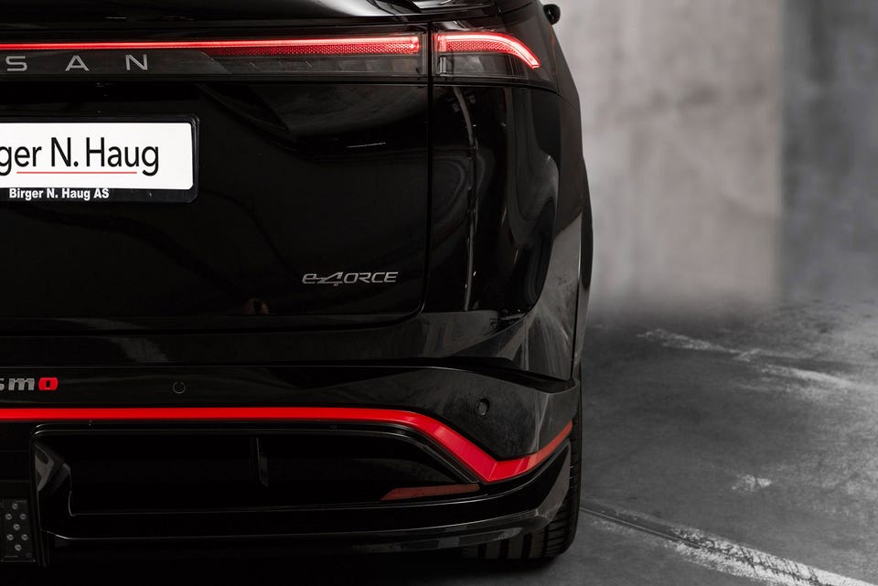 Heldekkende LED-baklykter, røde Nismo-detaljer på støtfanger, e-4ORCE-emblem og sort diffusor
