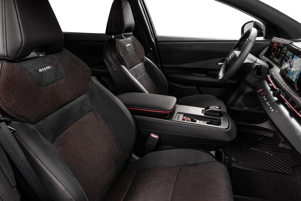 Nismo-sportseter i alcantara med røde detaljer, rød ambient lys, sportsratt og dobbel infotainmentskjerm