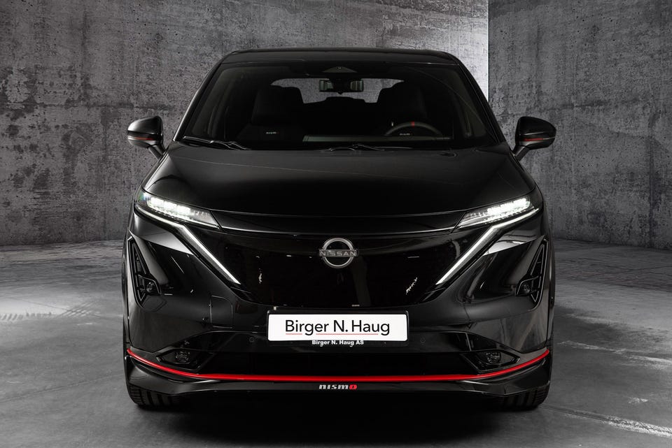 Lukket NISMO-front med røde sportsdetaljer, markante LED-lys og aerodynamisk frontleppe