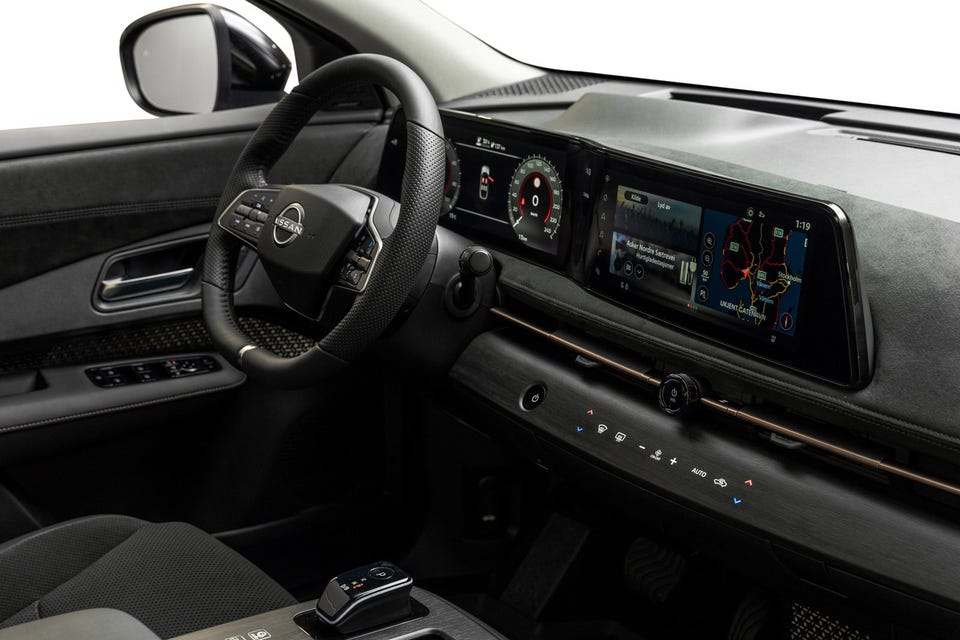 Dobbelt widescreen-display, minimalistisk dashbord med premium materialer og flat-bottom sportsratt