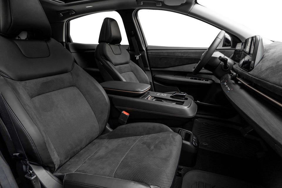 Alcantara-seter, flytende midtkonsoll og doble infotainmentskjermer med minimalistisk design