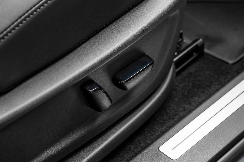Mykt lær på dørpanel, minimalistiske kontroller og aluminiumsdetaljer på dørterskelen