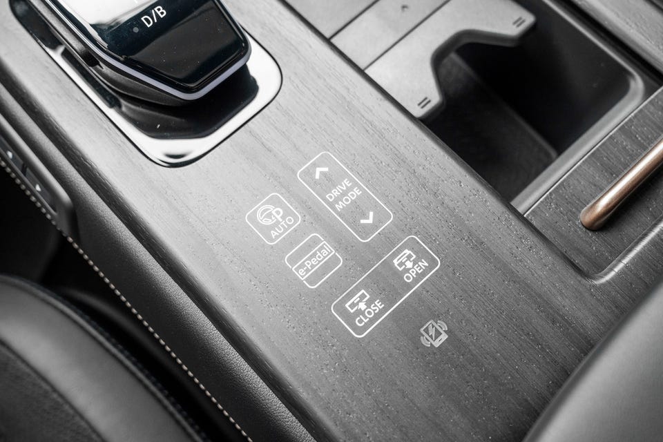 Flytende midtkonsoll med e-Pedal, drive mode-knapper og trådløs lading