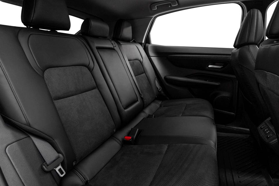 Romslig baksete med skinnseter og alcantara-detaljer i mørk finish