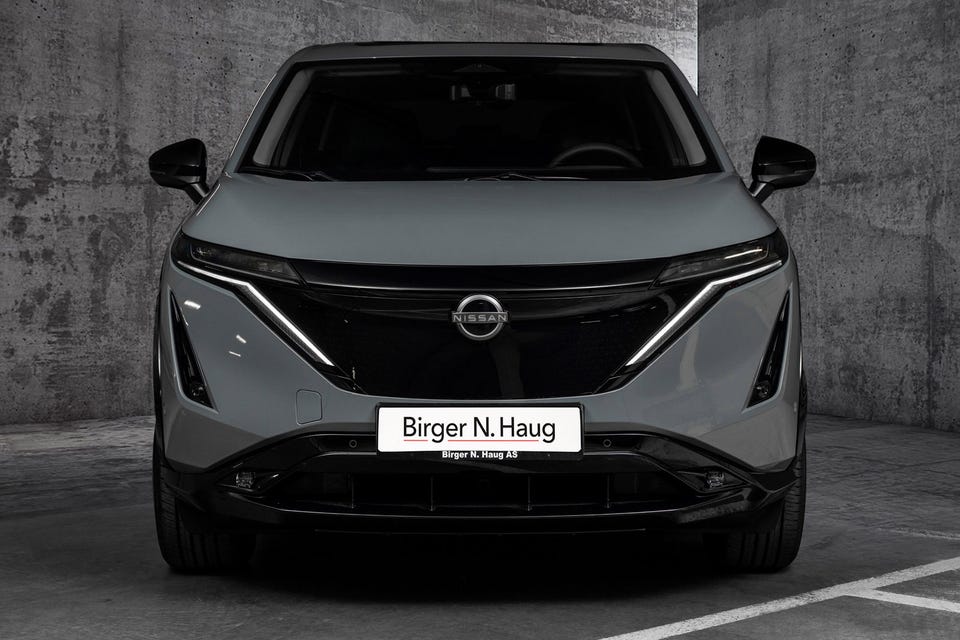 Lukket frontgrill med LED-daglys i skarpe vinkler og aerodynamisk frontdesign