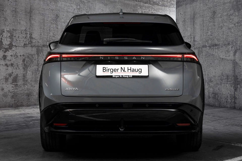 Heldekkende LED-lysbånd bak, e-4ORCE-emblem, aerodynamisk hekk med sort diffuser og tilhengerfeste