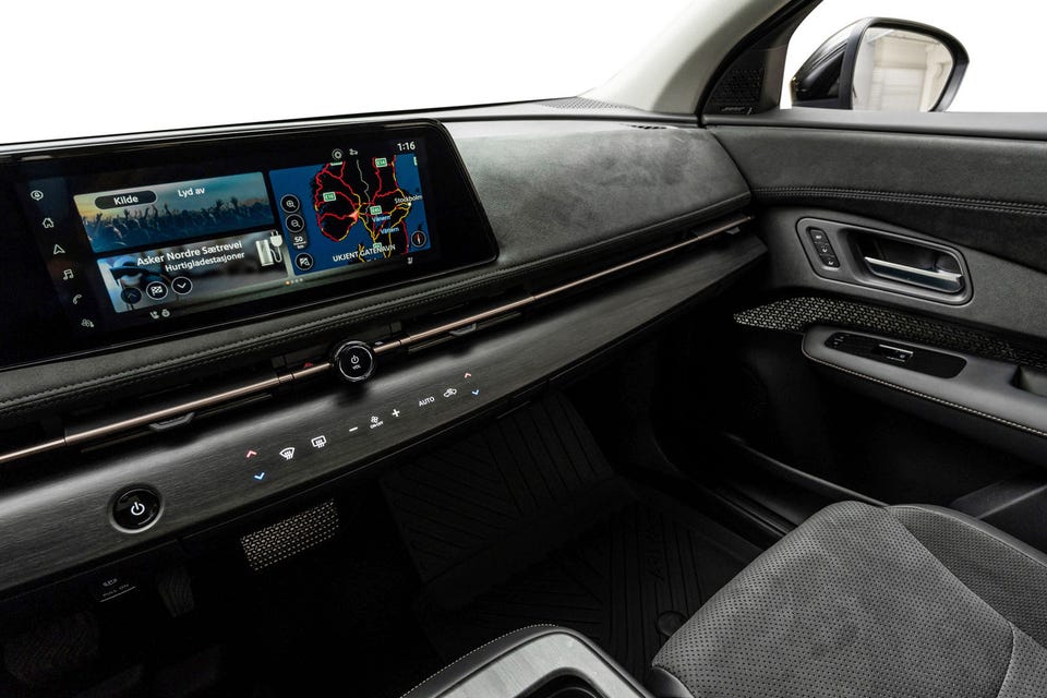 Bred infotainmentskjerm, alcantara-lignende dashbord, minimalistisk kontrollpanel med touch-knapper