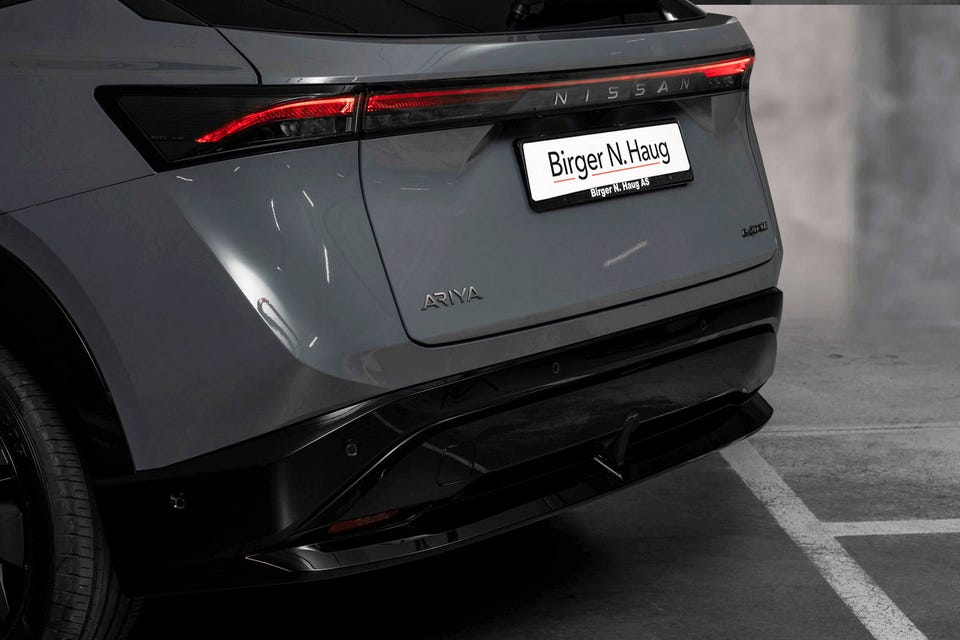 Helintegrert LED-baklys, sort diffuser og aerodynamiske detaljer bak