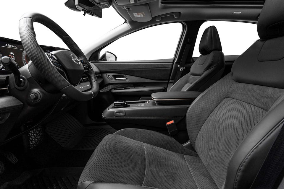 Alcantara-seter, flatt sportsratt, svevende midtkonsoll og digital instrumentpanel