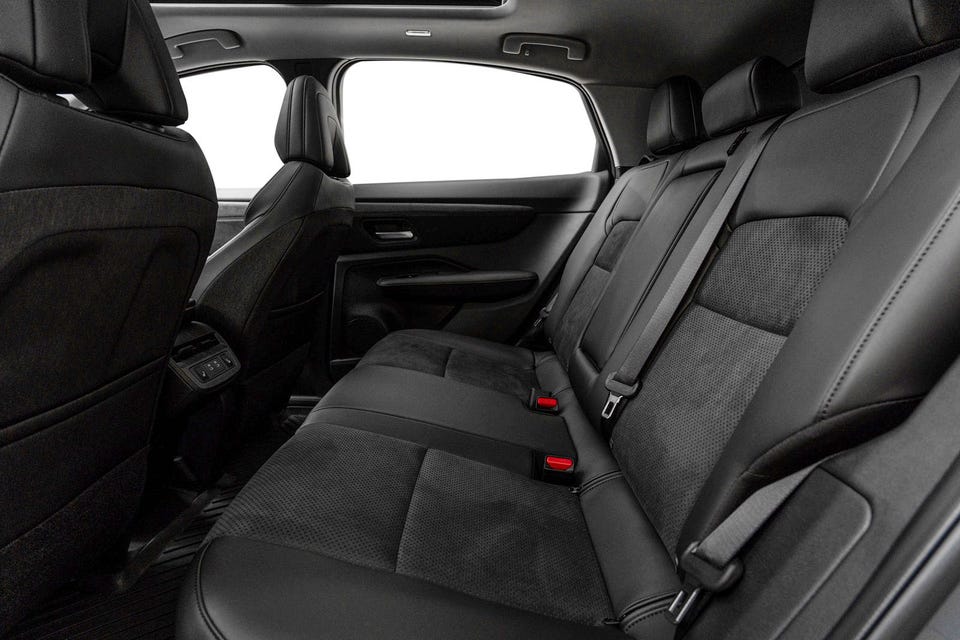 Romslig baksete med skinnseter og alcantara-detaljer, god benplass og premium materialkvalitet