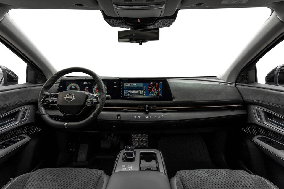 Dobbelt widescreen-display, alcantara-detaljer, minimalistisk dashbord og premium stoffseter