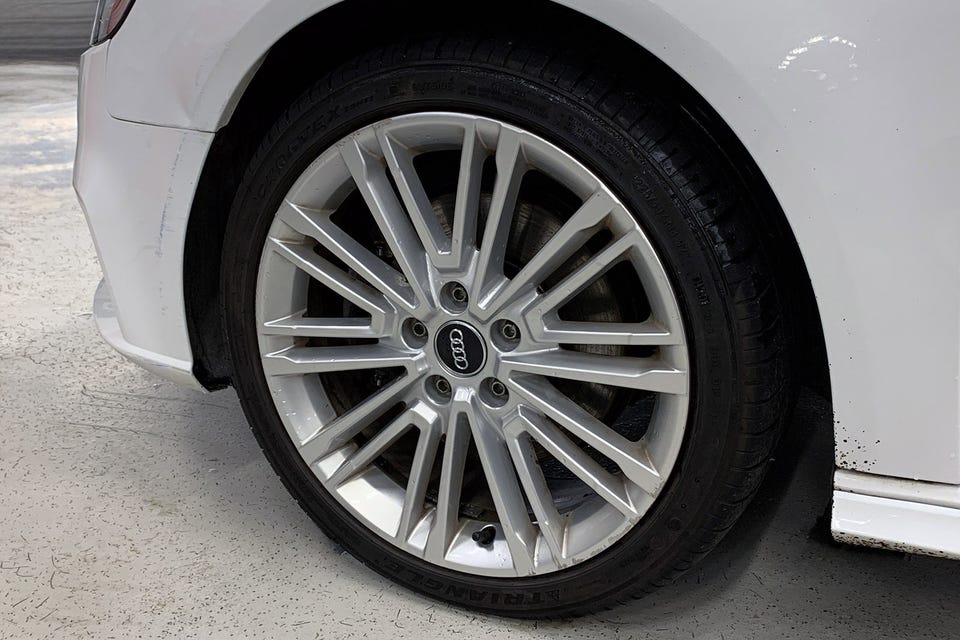 Flerteimet aluminiumsfelg med doble eiker og Audi-navkapsел