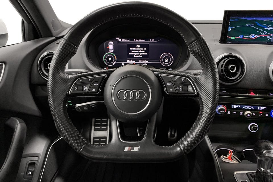 S-line sportsratt i perforert skinn, digitalt instrumentpanel og MMI navigasjonsskjerm
