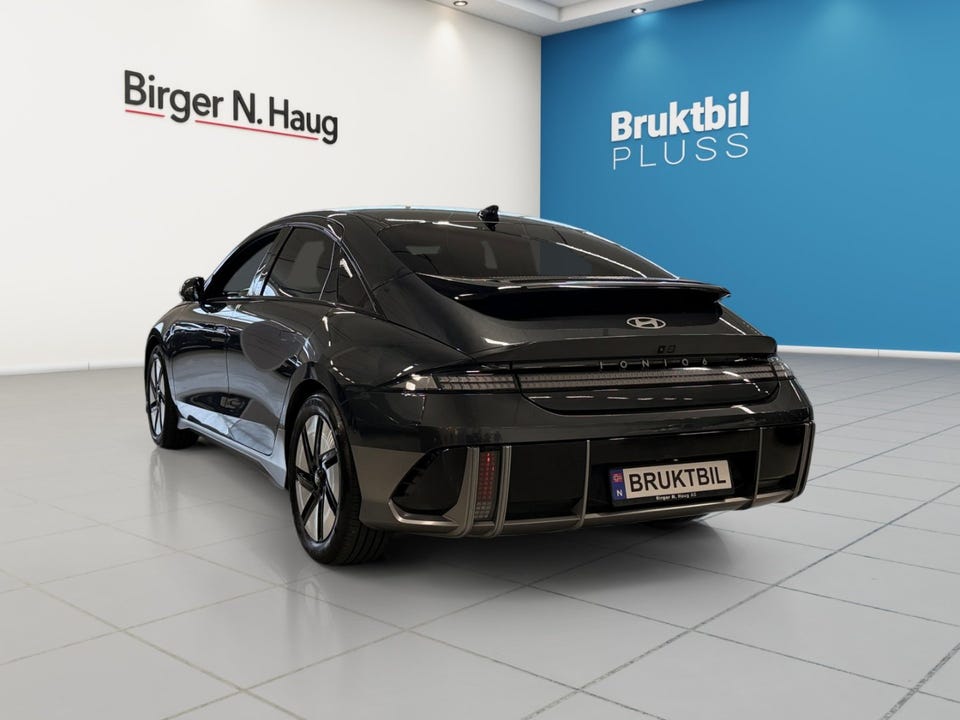 Lav front og rene linjer understreker bilens moderne og elektriske karakter.