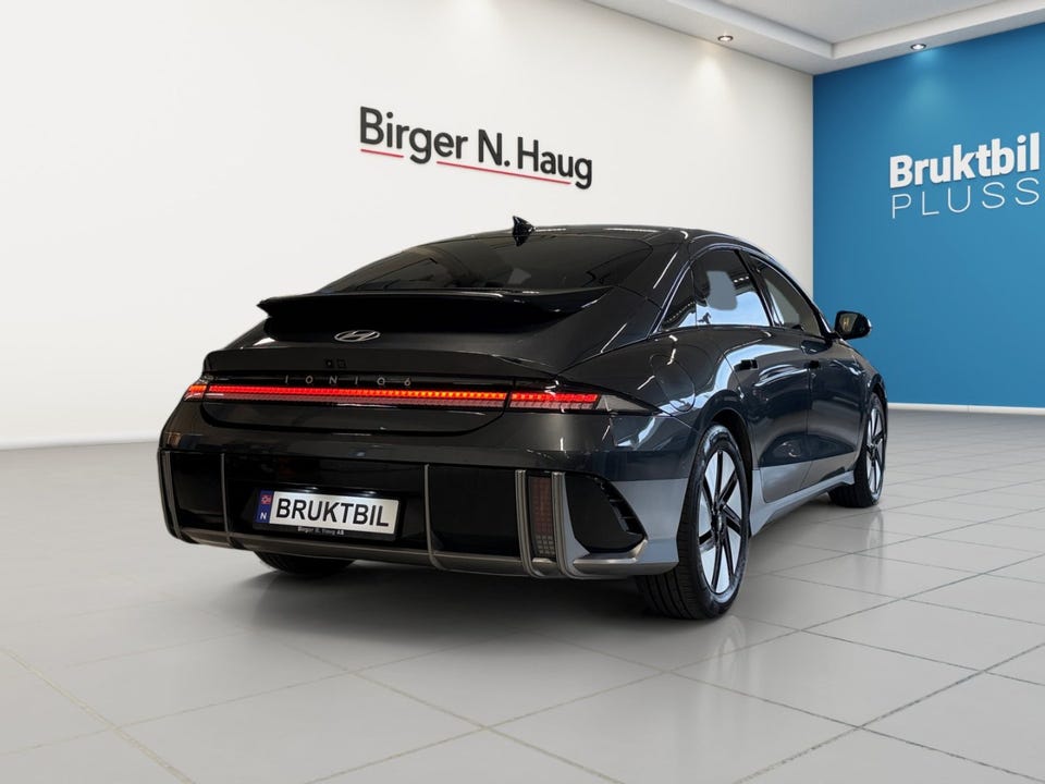 Aerodynamisk design og markante LED-detaljer gir IONIQ 6 et uttrykk som skiller seg ut.