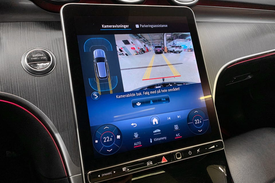 God oversikt med ryggekamera og 360-parkeringssensorer