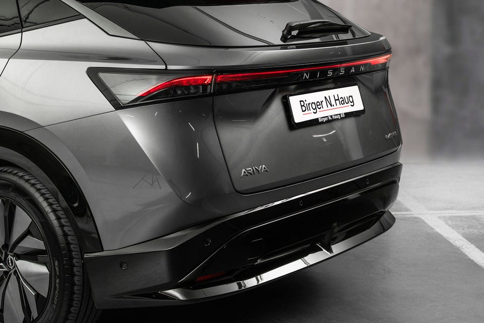 Heldekkende LED-baklys, integrert spoiler, aerodynamisk diffuser og kromdetaljer bak