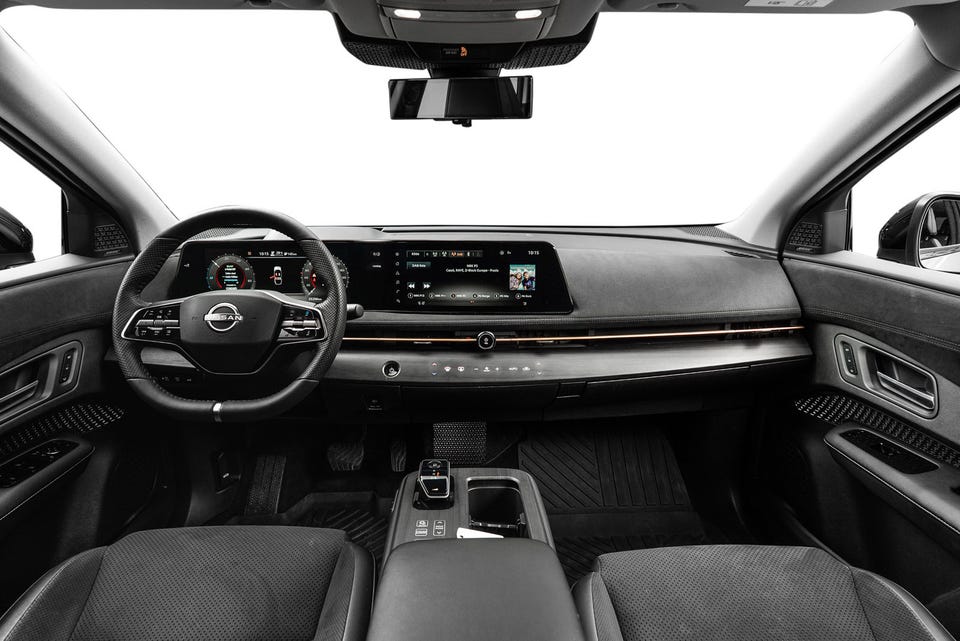 Dobbelt widescreen-infotainment, ambient lys i kobber, alcantara-lignende dashbord og sportsseter i mørkt stoff