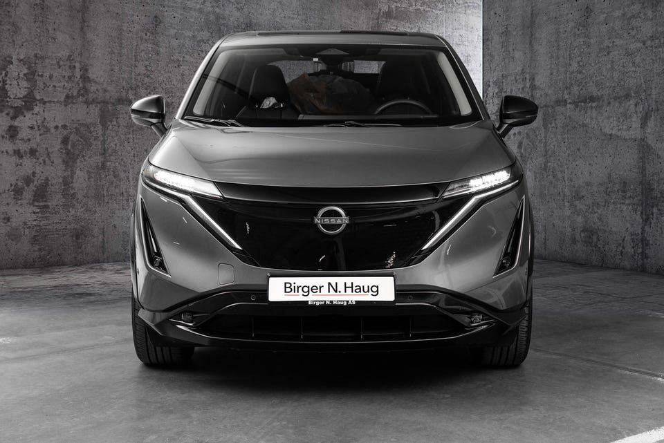 Lukket grille med LED-lysbånd, skarpe V-formede linjer og aerodynamisk frontdesign