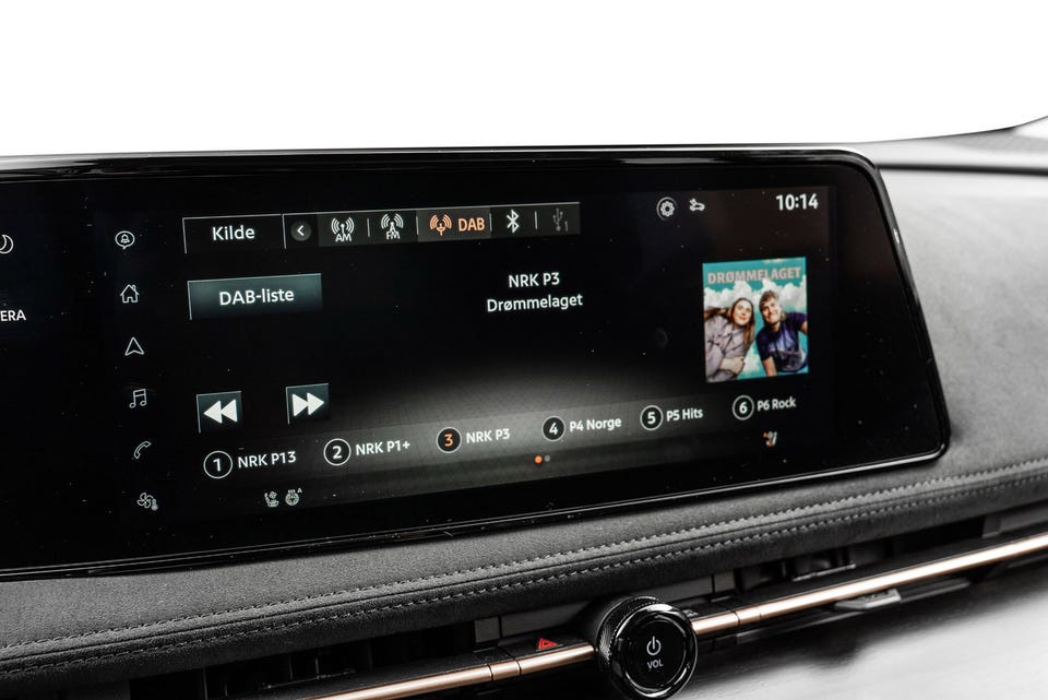Bred infotainmentskjerm med DAB-radio, premium dashbord med søm og kopperdetaljer