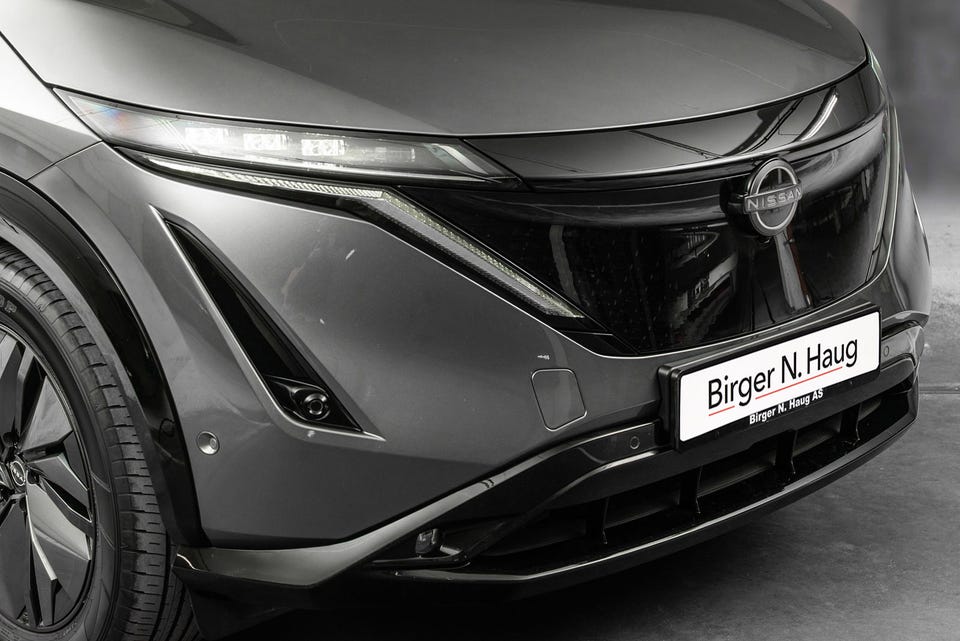 Lukket sort grillpanel, skarpe LED-lykter og aerodynamiske frontspoilere med sort pakke