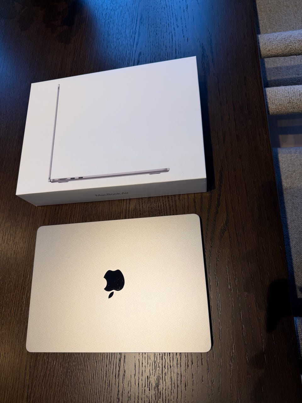Apple MacBook Air M2 13,6