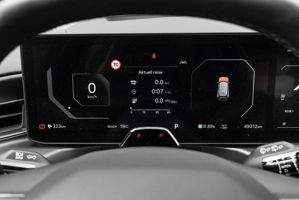 Digital kjørecomputer med trafikk skilt gjenkjenning