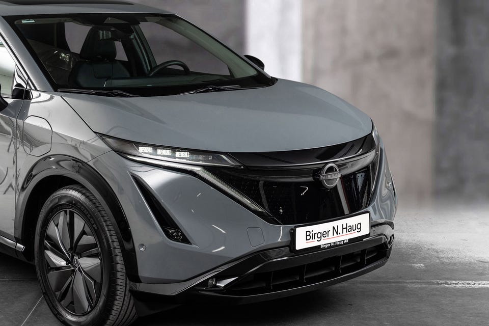 Lukket e-front med integrerte LED-lys, aerodynamiske V-motion-linjer og svarte felger