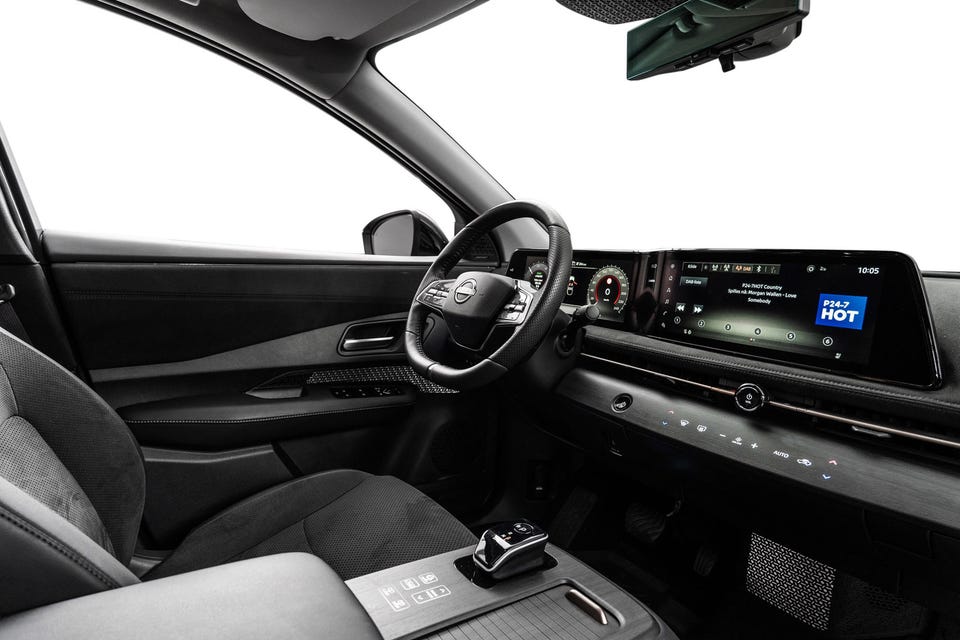 Dobbelt widescreen-display, minimalistisk dashbord, alcantara-seter og flytende midtkonsoll