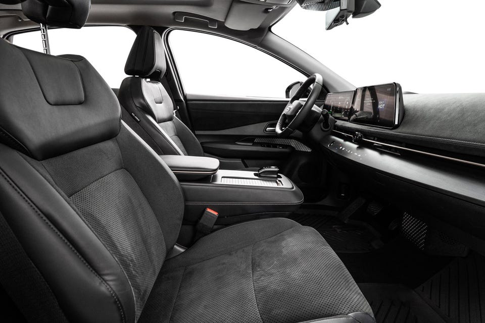 Alcantara-seter, flytende dobbel infotainmentskjerm og minimalistisk dashbord med premium detaljer