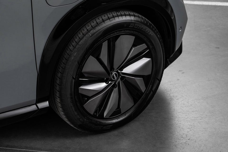 Helsvarte aerodynamiske felger med spesiell viftedesign og Dunlop-dekk