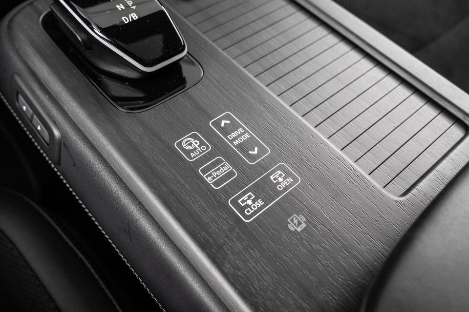 Flytende midtkonsoll med e-Pedal, drive mode-knapper og trådløs lading, treimitasjon og skinndetaljer