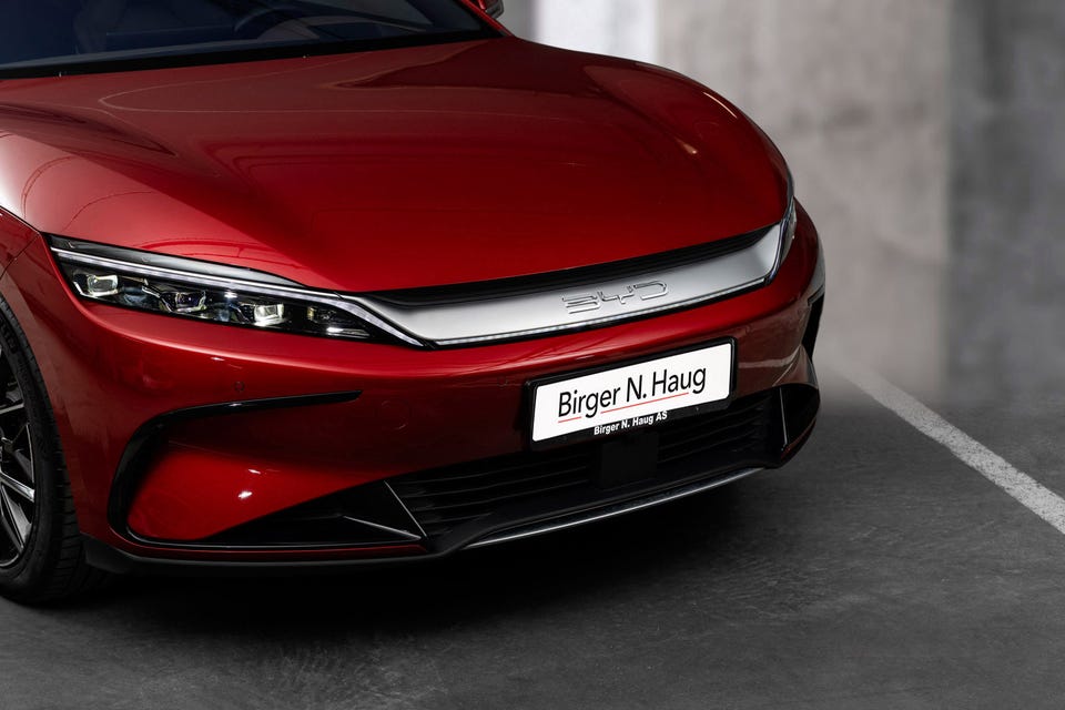 Lukket kromliste-grill, skarpe LED-lykter og aerodynamisk frontsplitter