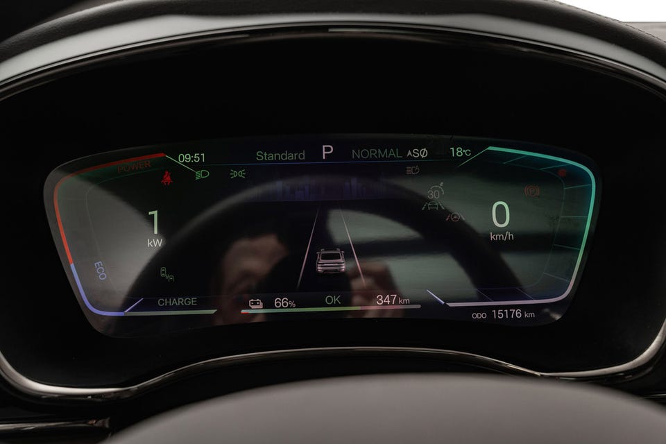 Digitalt instrumentpanel med fargerik display, kjøreassistentvisning og batteristatus