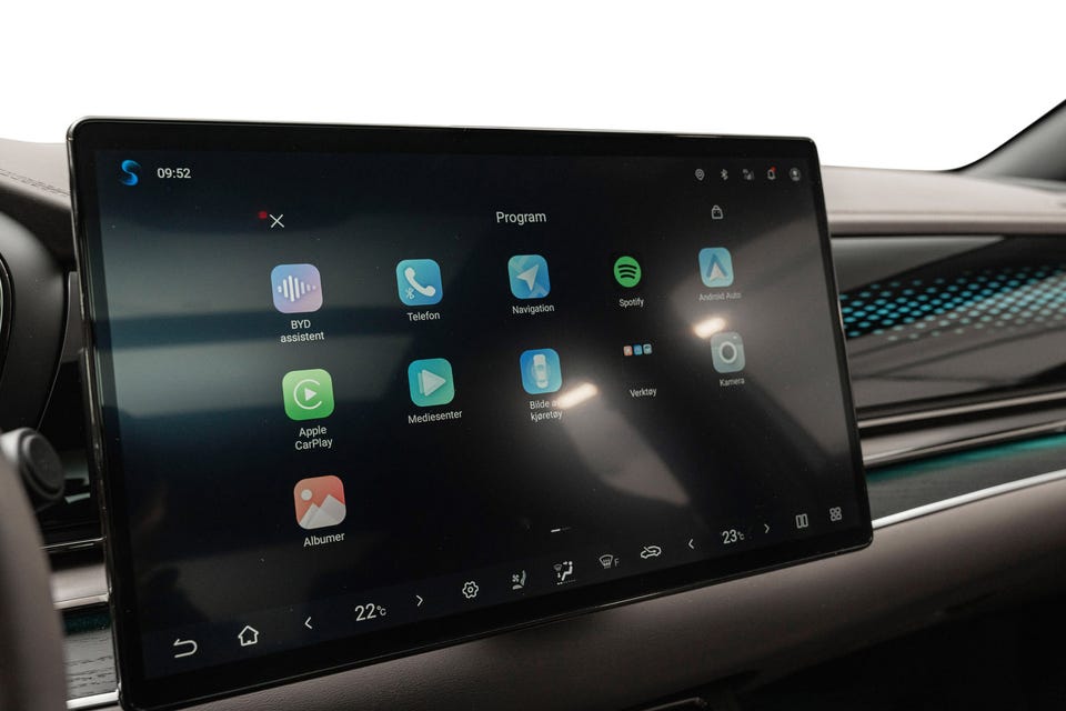 Stor roterende infotainmentskjerm med Apple CarPlay, Android Auto og innebygd navigasjon