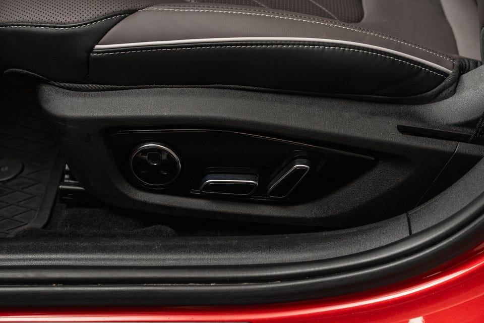 Elektrisk setejustering med perforerte skinnseter og kontraststing