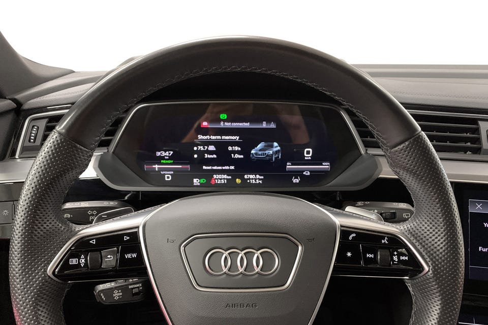 Sportsratt i perforert skinn, digitalt instrumentpanel med Virtual Cockpit