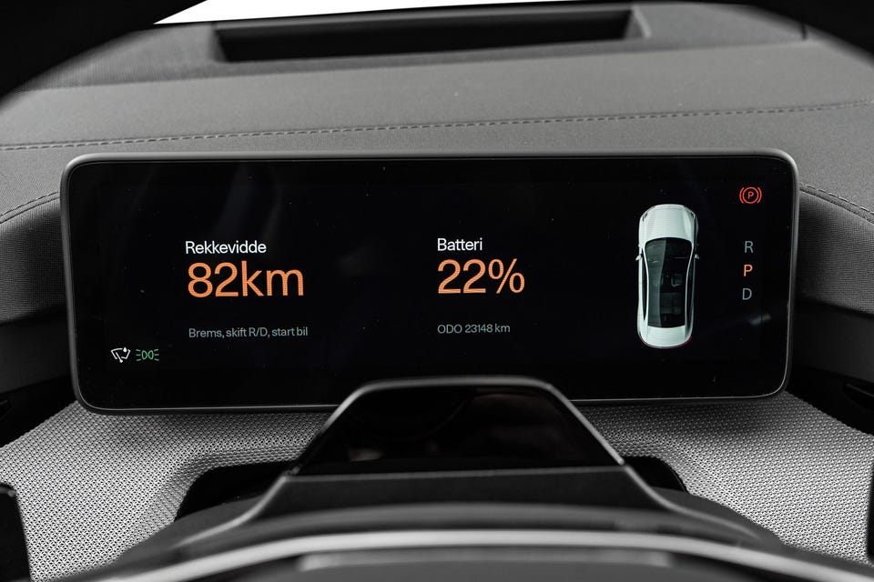 Digital førerdisplay med viktig informasjon lett tilgjengelig.