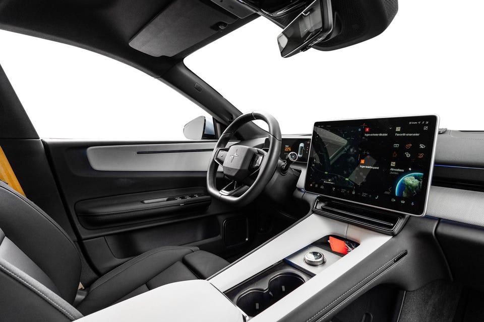 Moderne og førerorientert cockpit med eksklusive detaljer.