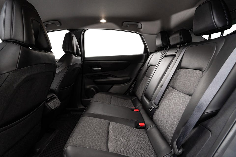 Bak finner man midtarmlene, koppholdere, ISOfix og USB tilgang