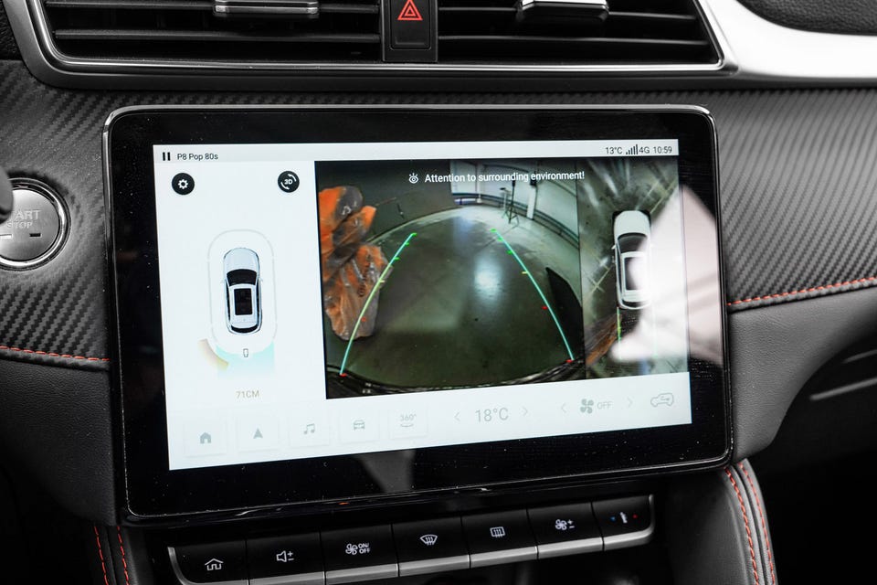 Stor infotainmentskjerm med 360°-kamera