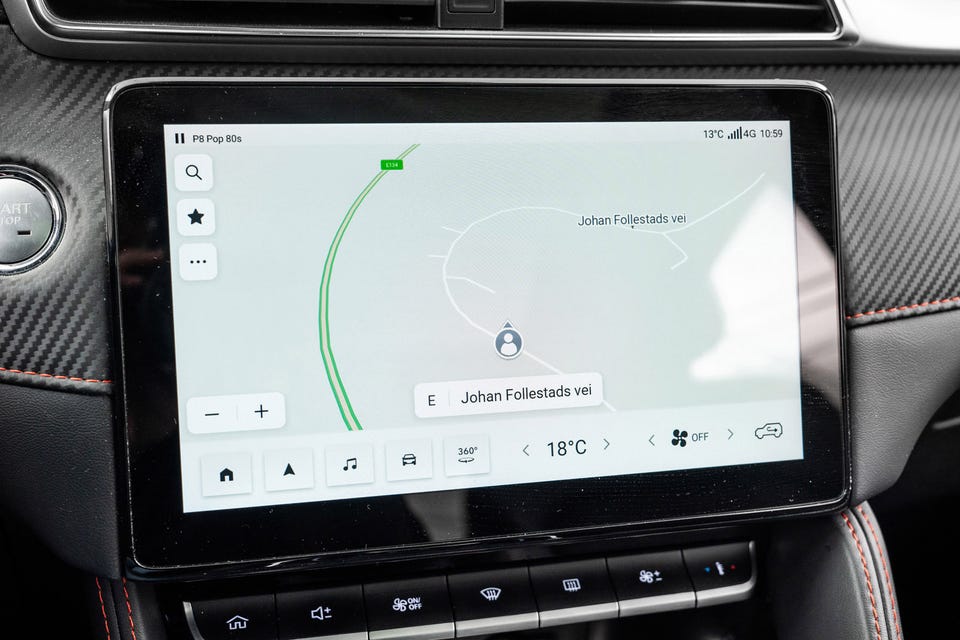 Stor infotainmentskjerm med navigasjon